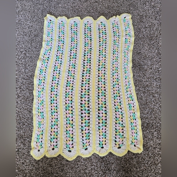 Vintage 1988 Crochet Baby Blanket 50 X 33 Unisex Colors Scalloped Edges Wrap - Picture 2 of 9